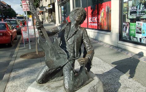 Estatua de Jimi Hendrix en Seattle, punto inicial de nuestro viaje musical por la costa del Pacífico