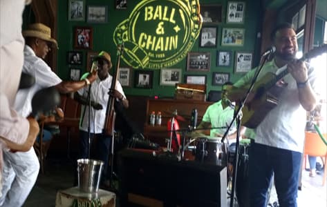 Música en directo en el barrio cubano de Miami