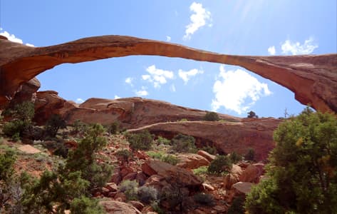 Uno de los centenares de puentes naturales en Arches National Park